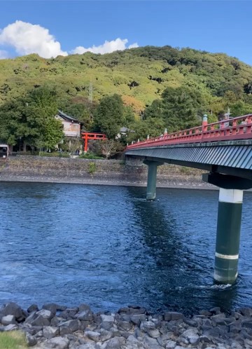 優しく流れる宇治川